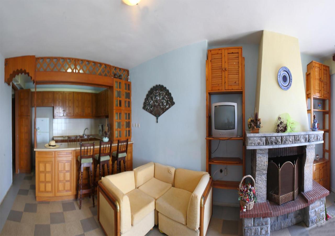 Pebble Beach Hotel Plomari Extérieur photo