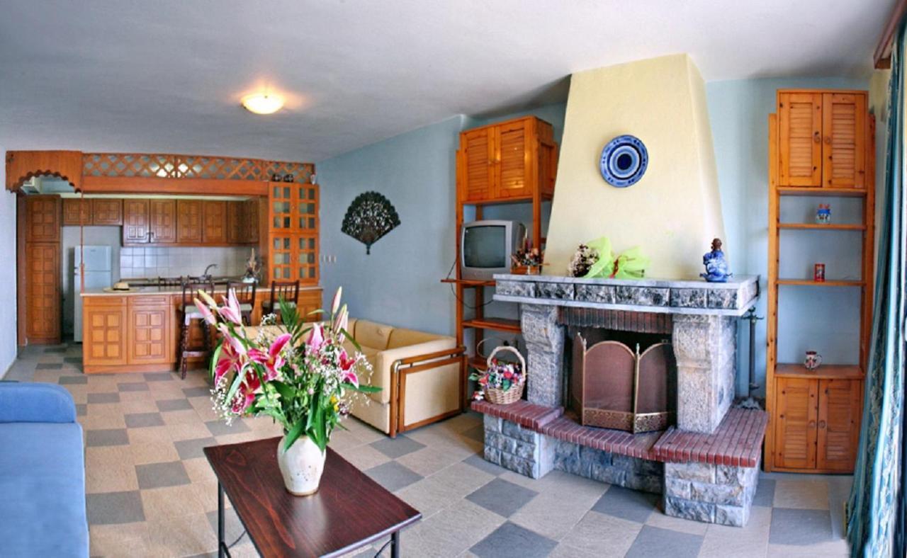 Pebble Beach Hotel Plomari Extérieur photo