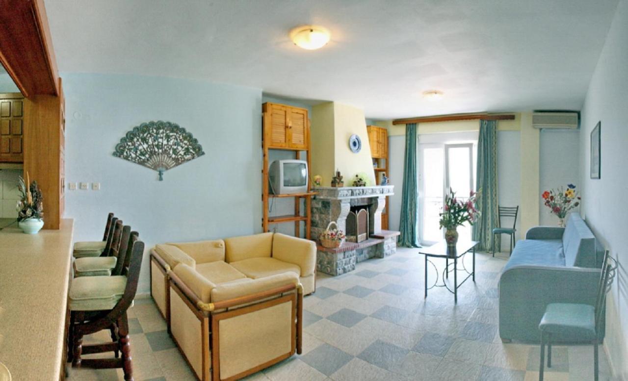 Pebble Beach Hotel Plomari Extérieur photo